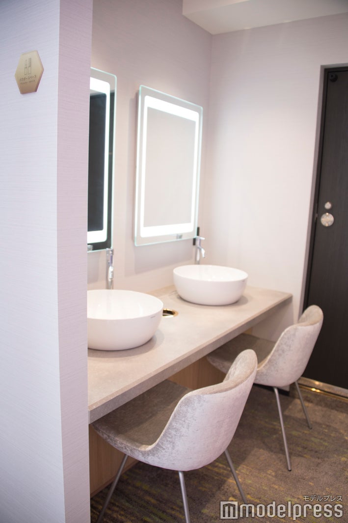 パウダールームも完備（C）モデルプレス