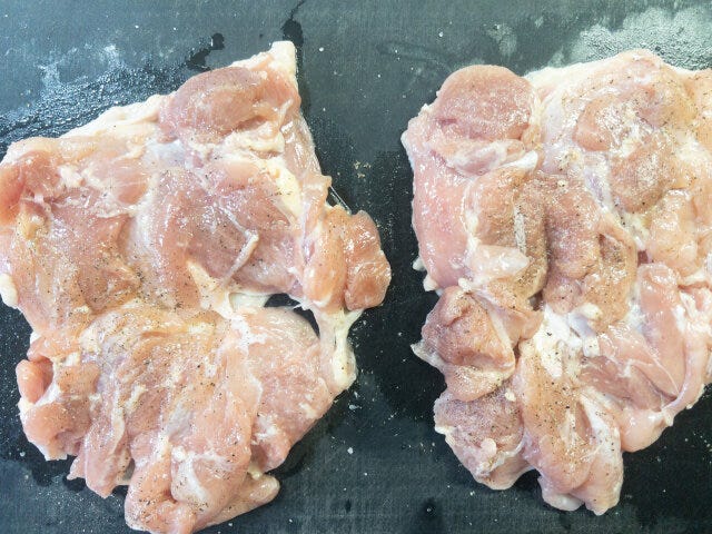 鶏もも肉の厚さのある部分は開き、皮めのフォークを指して、岩塩・黒胡椒をひいておきます。