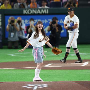 ももクロ・佐々木彩夏がショーパン姿で始球式 振りかぶって豪快投球もスリーバウンド「私の投球なんて見せられるもんじゃない」苦笑いも球場からの拍手に感謝