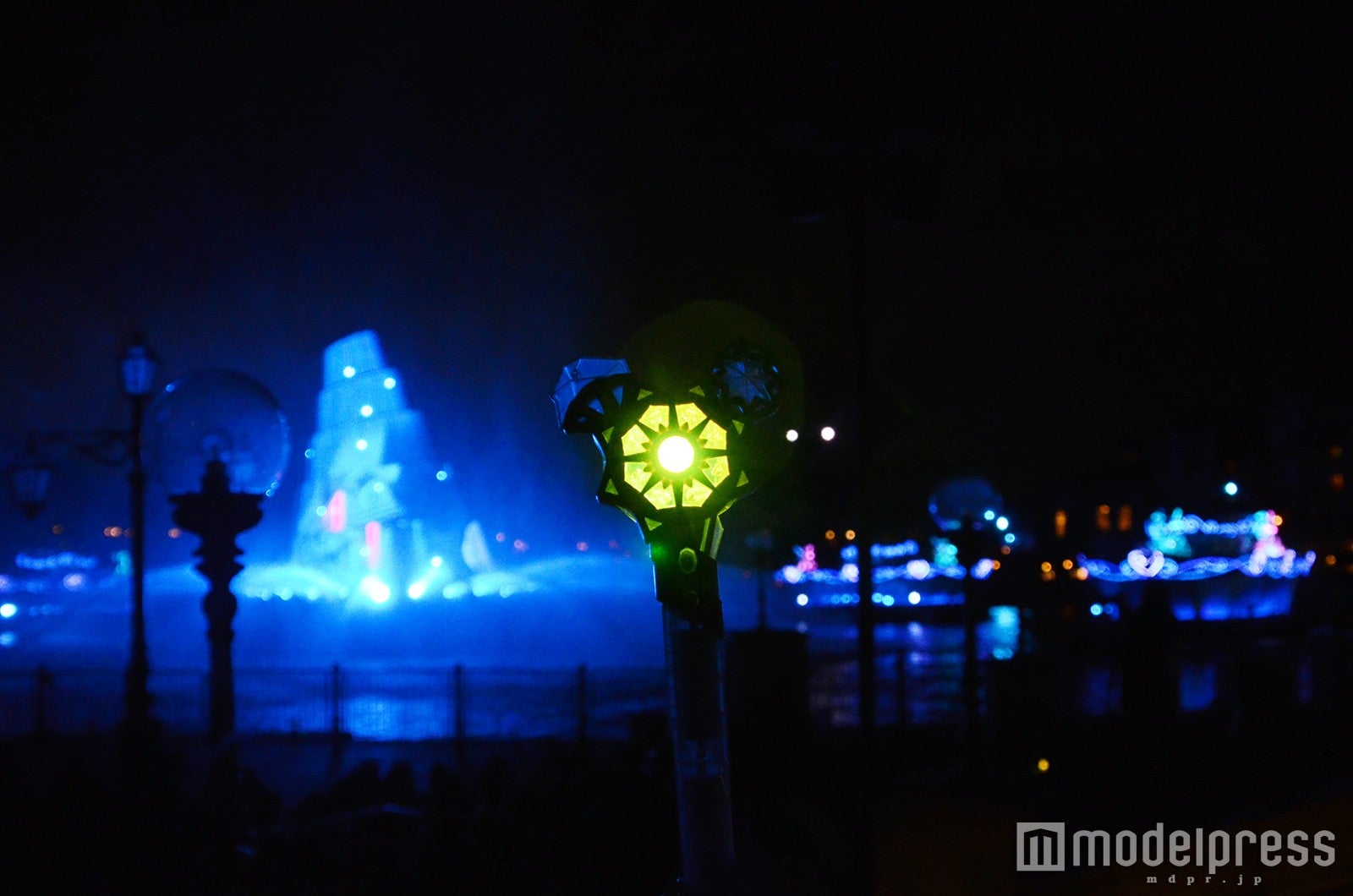 15周年グッズ“クリスタルコンパス”が連動する「ファンタズミック！」（C）モデルプレス