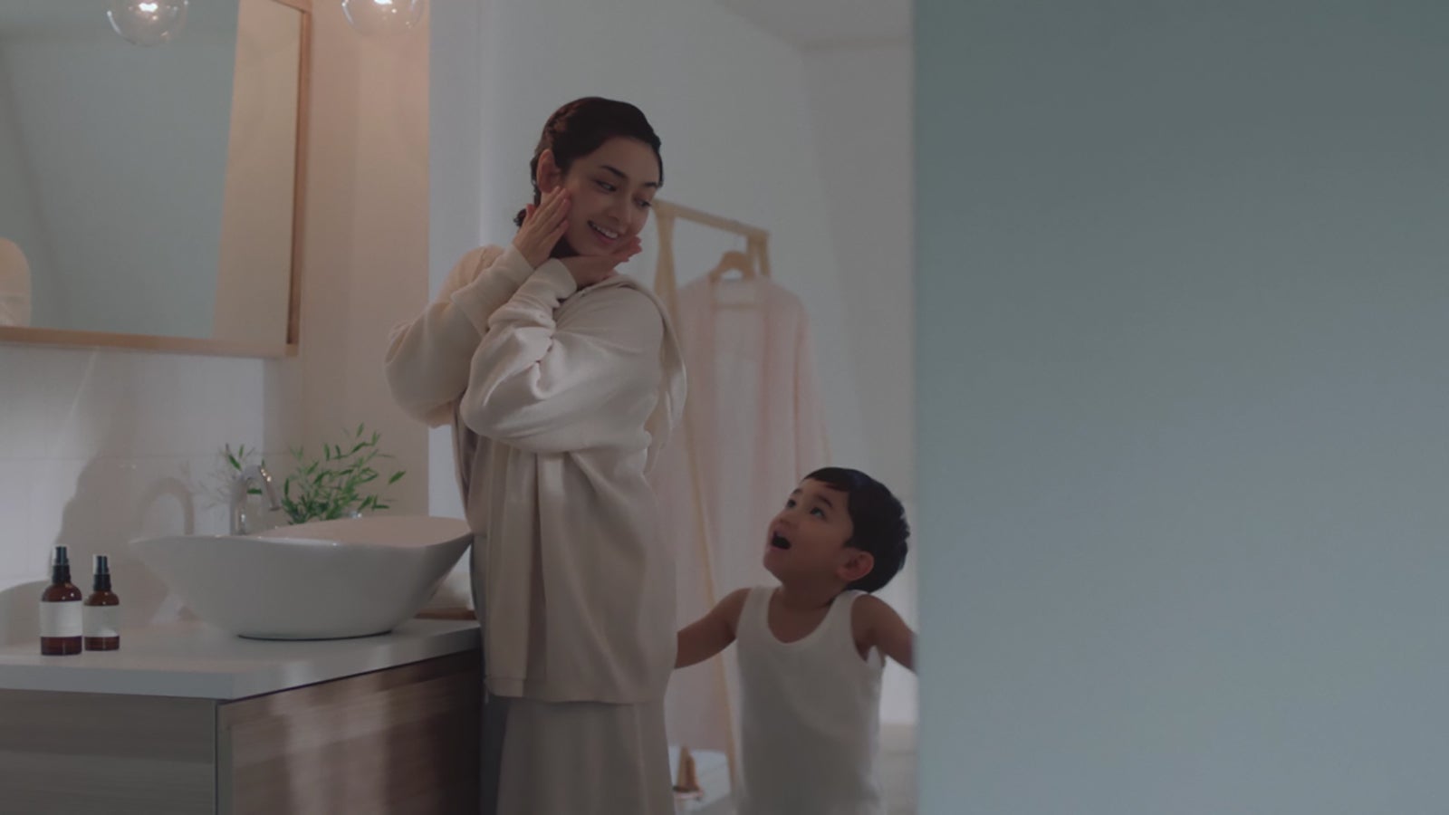 平愛梨＆バンビーノ君／新TVCM『親子との日常篇』より（提供写真）