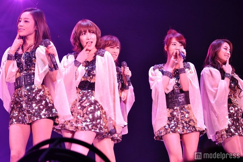 「Kiss」でパフォーマンスしたKARA（写真左から：ハラ、ジヨン、ニコル、スンヨン、ギュリ）