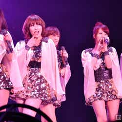 「Kiss」でパフォーマンスしたKARA(写真左から:ハラ、ジヨン、ニコル、スンヨン、ギュリ)