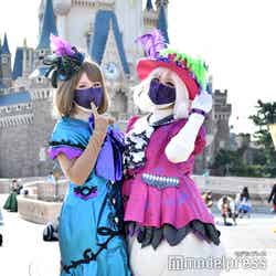 「スプーキー“Boo！”パレード」のクラリス（ろこさん）、デイジーダック（あやかさん）の仮装をしたゲスト（C）モデルプレス（C）Disney