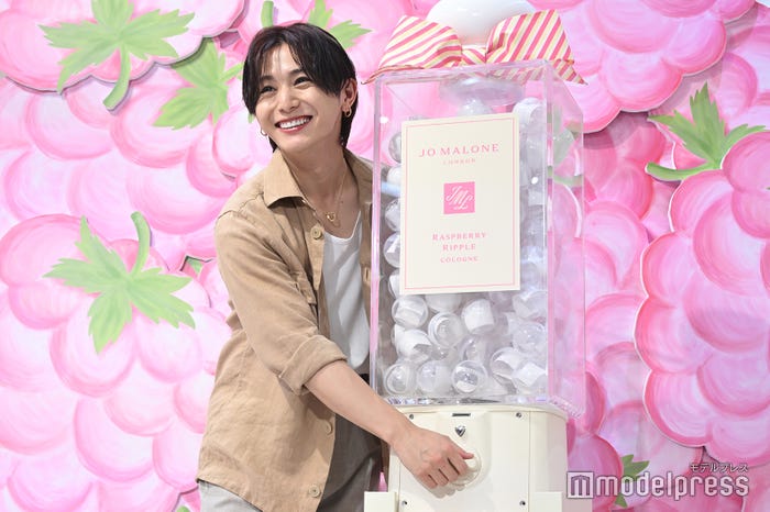 会場にあるガチャガチャを1番に回し嬉しそうな山田涼介(C)モデルプレス