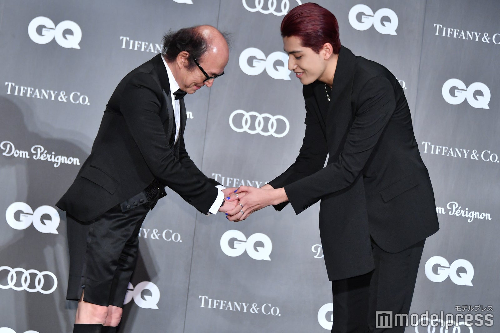 鈴木正文編集長からトロフィーを受け取ったkemio （C）モデルプレス