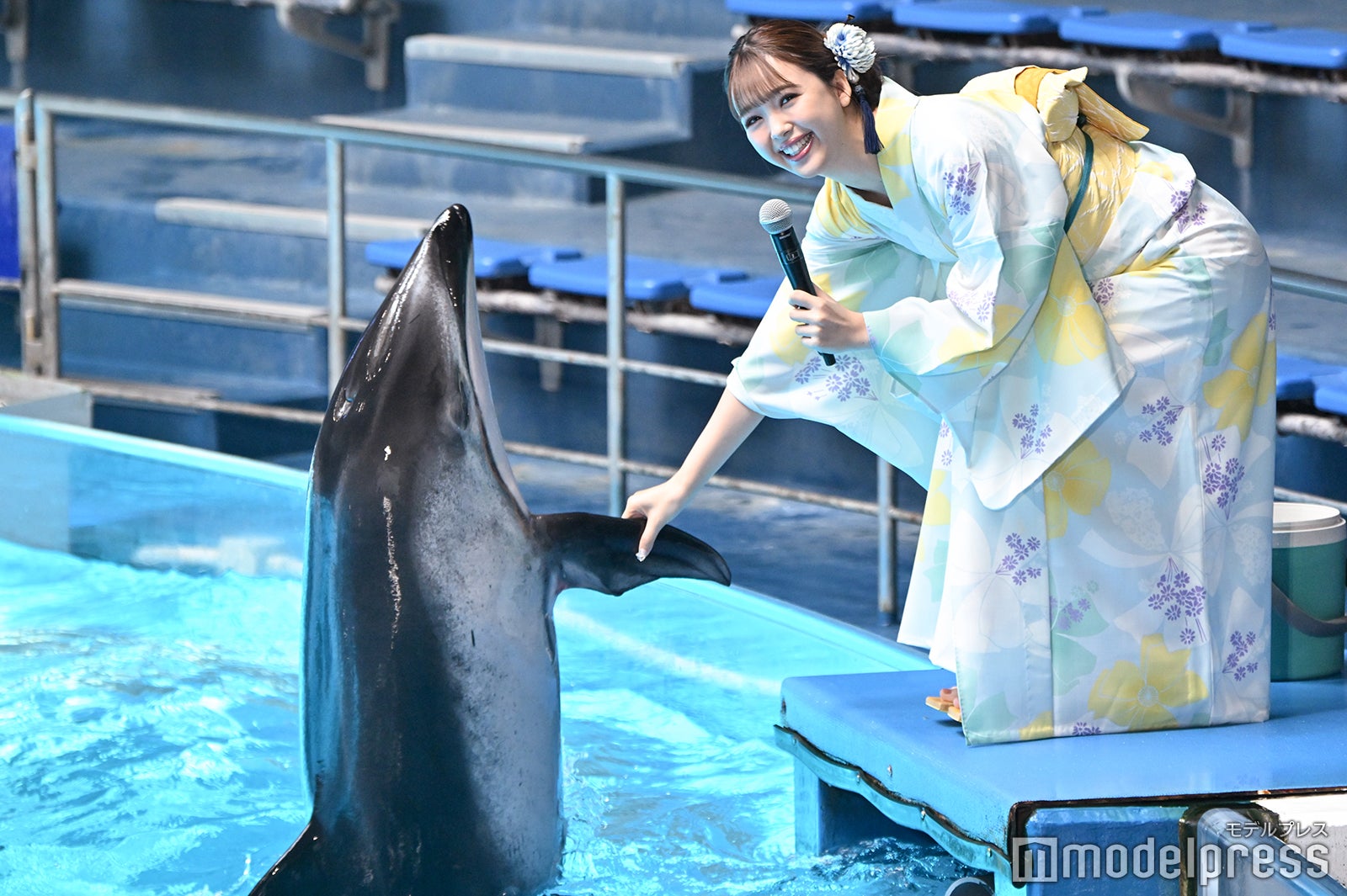 イルカと触れ合い笑顔を見せた藤田ニコル （C）モデルプレス