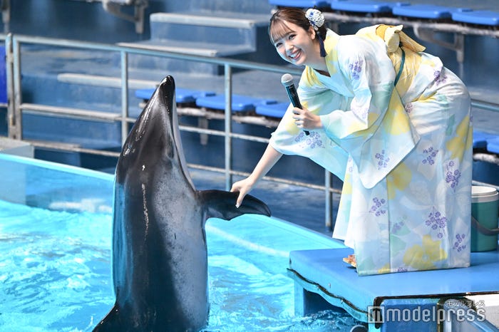 イルカと触れ合い笑顔を見せた藤田ニコル (C)モデルプレス