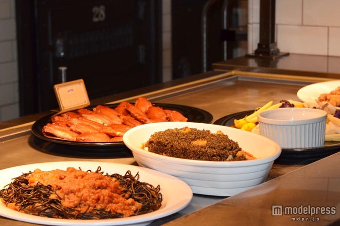 イカスミのピラフ、イカスミのブラックスパゲティが並ぶ/東京ディズニーシー「セイリングデイ・ブッフェ」