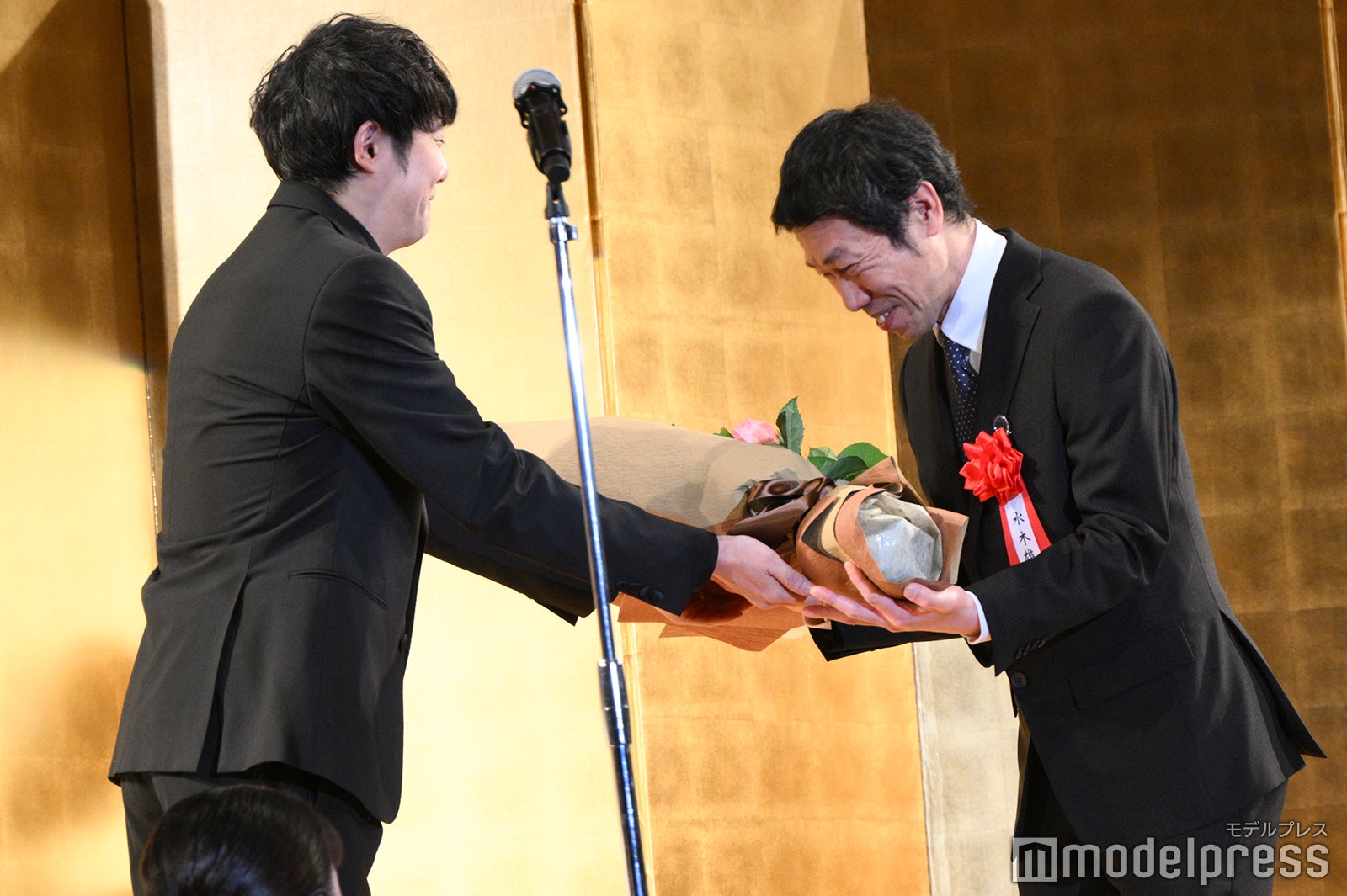 お祝いに駆けつけた藤井道人監督、水木雄太プロデューサー（C）モデルプレス