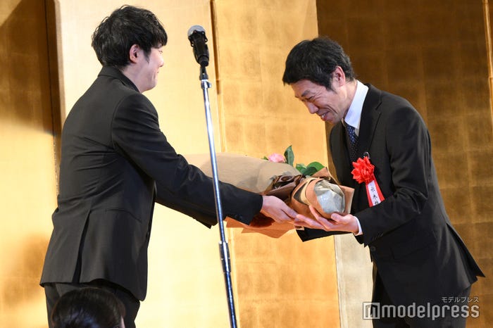 お祝いに駆けつけた藤井道人監督、水木雄太プロデューサー(C)モデルプレス