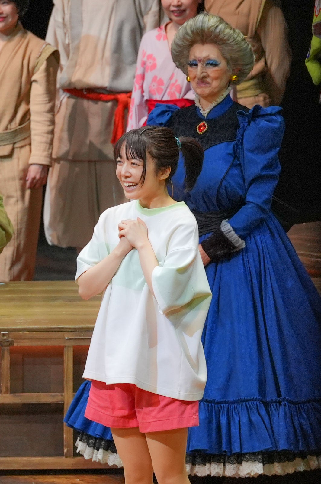 上白石萌音、夏木マリ／舞台「千と千尋の神隠し」ソウル公演カーテンコールより（提供写真）