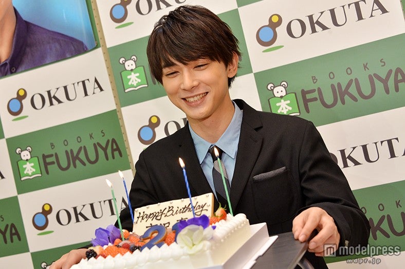 バースデーケーキに笑顔