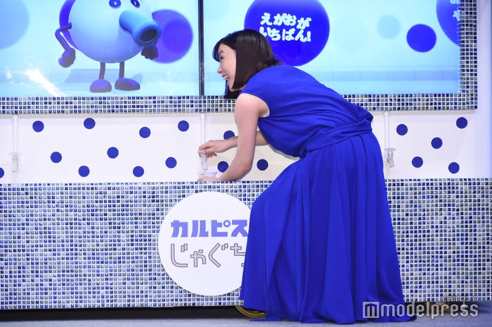 蛇口からカルピスが出てきて大喜びする永野芽郁(C)モデルプレス