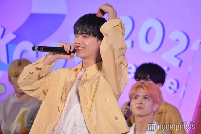 フリースタイルで愛嬌を見せる小堀柊 (C)モデルプレス