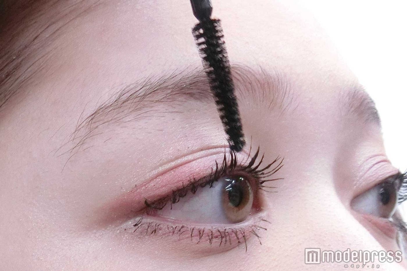 上まつ毛も丁寧に/モデル:小澤しぇいん