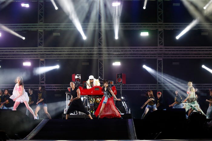 「TRF」CHIHARU、SAM、DJ KOO、YU-KI、ETSU(写真提供:avex)