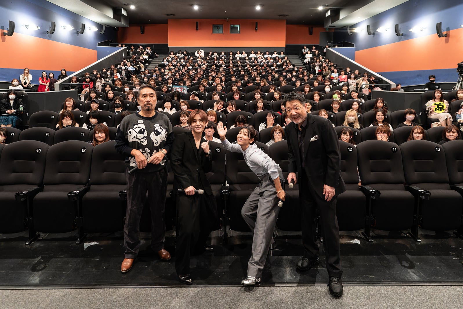 公開記念舞台挨拶in大阪の様子（C）2023『BAD LANDS』製作委員会