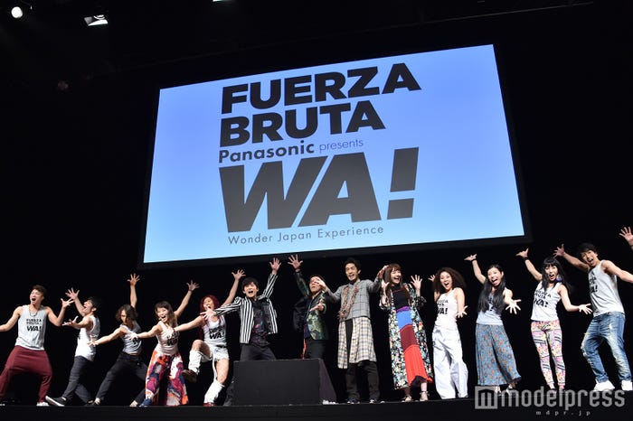 みんなで「WA!」ポーズを披露 (C)モデルプレス