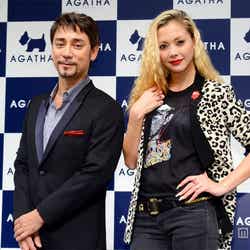 土屋アンナ(右)とクリス・ペプラー(左)