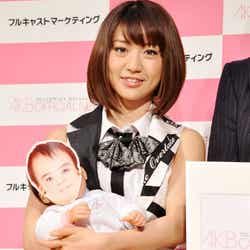 赤ちゃんを抱くAKB48大島優子