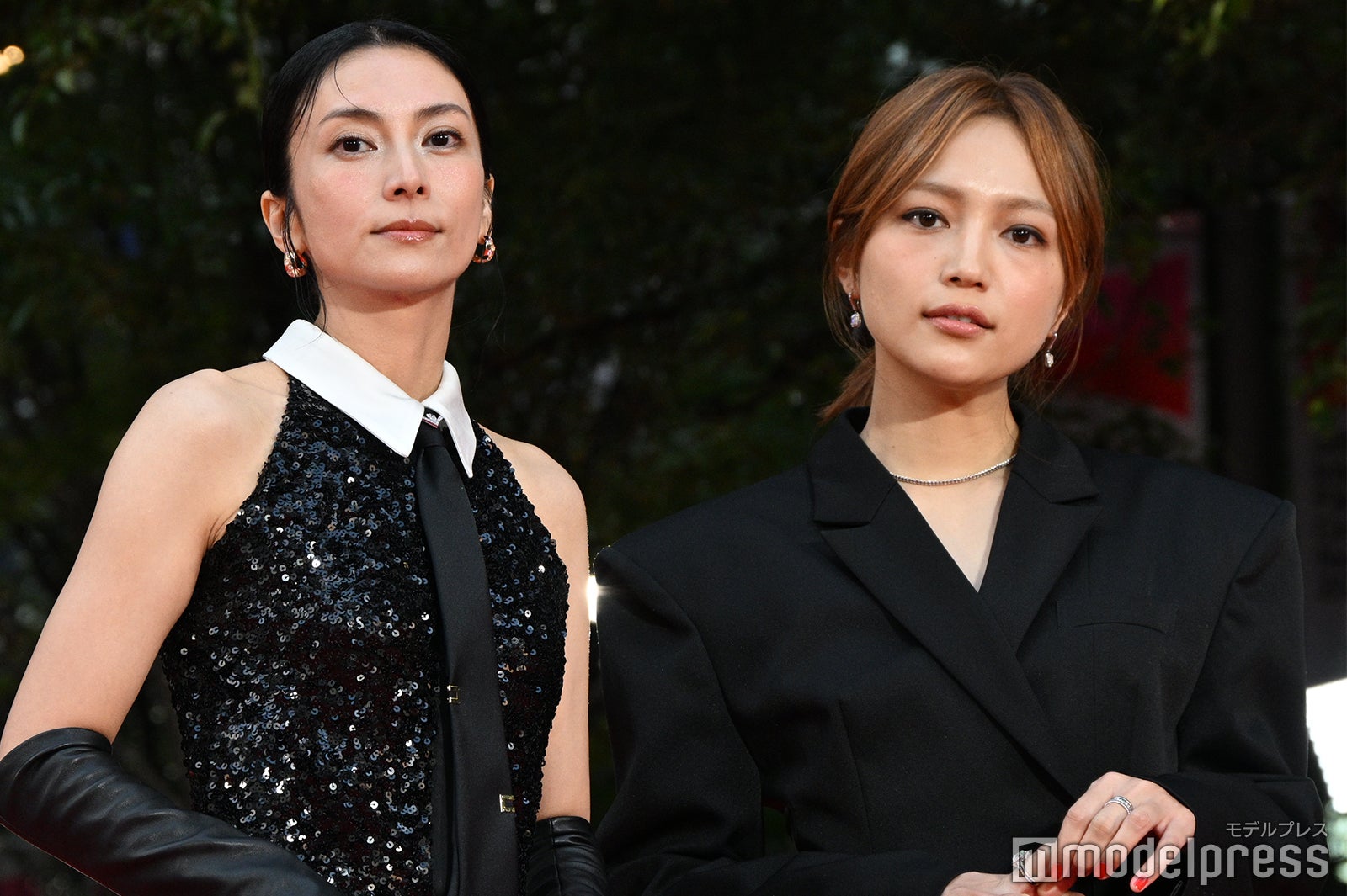 柴咲コウ＆川口春奈、ドレスアップ姿で美の競演 レッドカーペット登場【第38回東京国際映画祭】