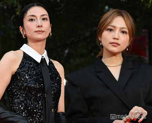 柴咲コウ&川口春奈、ドレスアップ姿で美の競演 レッドカーペット登場【第38回東京国際映画祭】