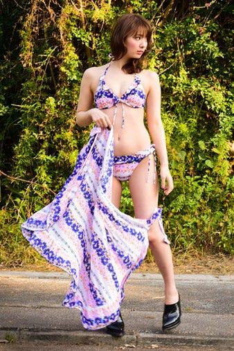 ボーダー調お花柄フリルパレオ付ワイヤーホルタービキニ「バケスタオンラインショップ」2,980円(税別)/画像提供:バケスタオンラインショップ