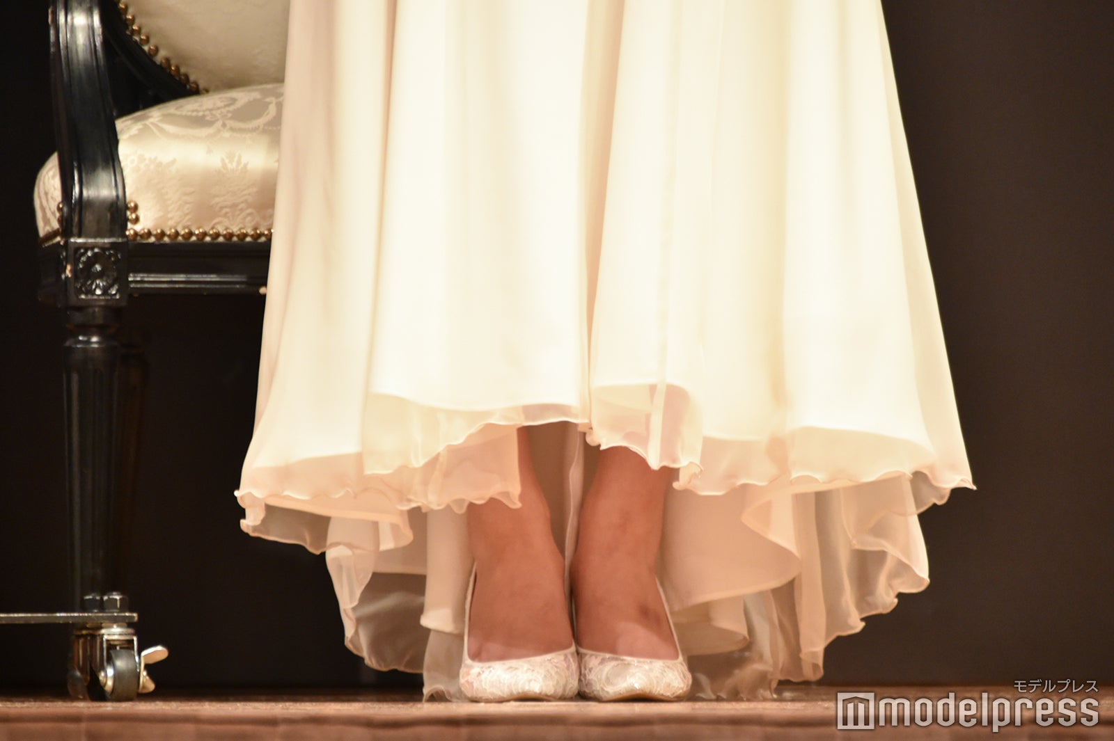 純白ドレスにぴったりなレースのヒール／中村麗乃の足元（C）モデルプレス