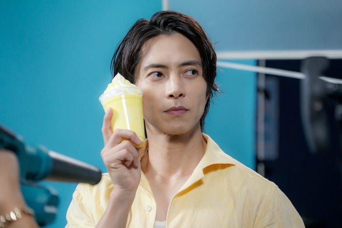 山下智久/新TVCM「マックカフェ『フラッペしちゃった すいか&パイン』」篇メイキングより(提供写真)