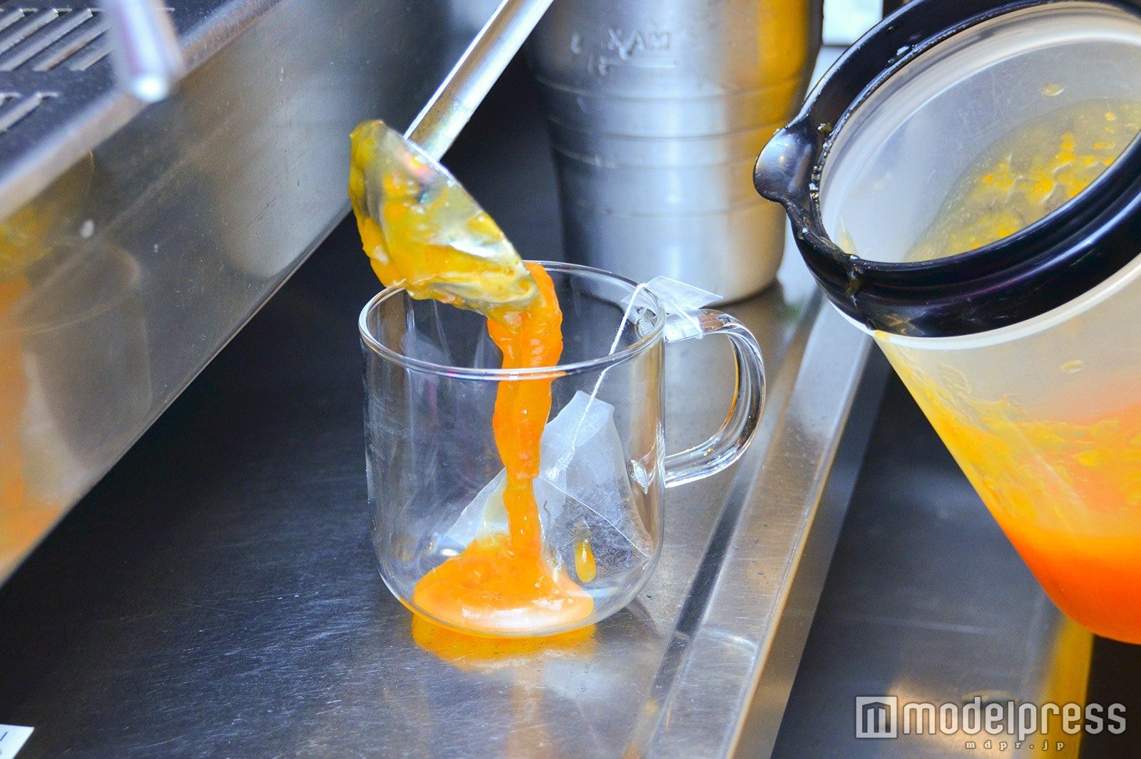 果肉ソースを加えて（C）モデルプレス