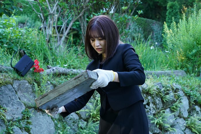 吉川愛「降り積もれ孤独な死よ」第5話より(C)井龍一・伊藤翔太/講談社(C)ytv