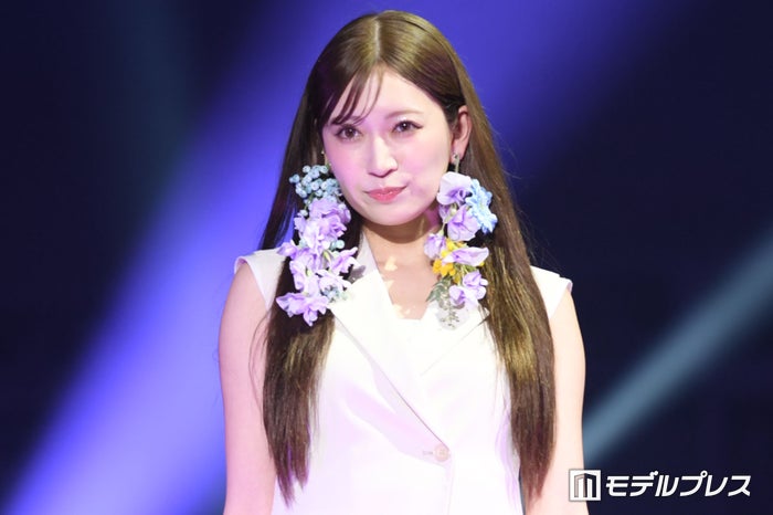 新婚の吉田朱里、シアースカートで美脚透ける 夏っぽコーデでランウェイ降臨【沖縄コレクション2024】