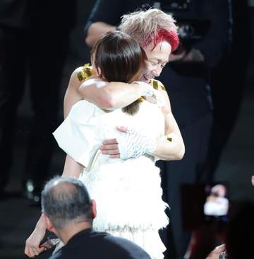 妻・川口葵が涙 夫・武尊が引退試合で劇的勝利 瞳潤ませ笑顔で拍手送る、リング降りた際には熱く抱擁 SNS反響「奥さんの表情みて泣きそうに」