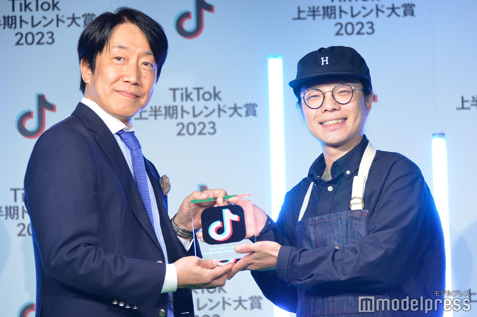 「TikTok上半期トレンド大賞2023」グルメ部門店舗賞のトロフィーが授与されたkj（C）モデルプレス