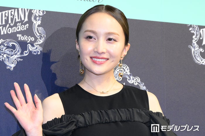 ももクロ百田夏菜子、美肩チラ見せドレス姿 ゴールドジュエリー輝く【ティファニーワンダー】