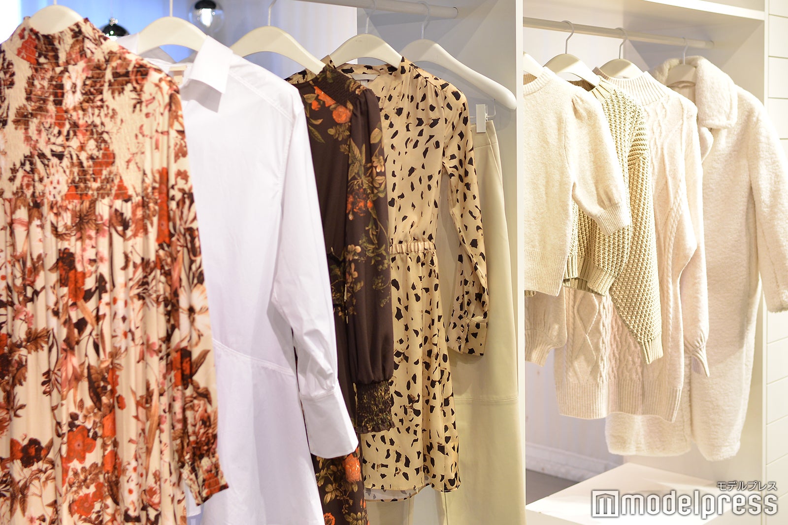 フェミニンなワンピースが並ぶ／「H＆M」ショールームより（C）モデルプレス