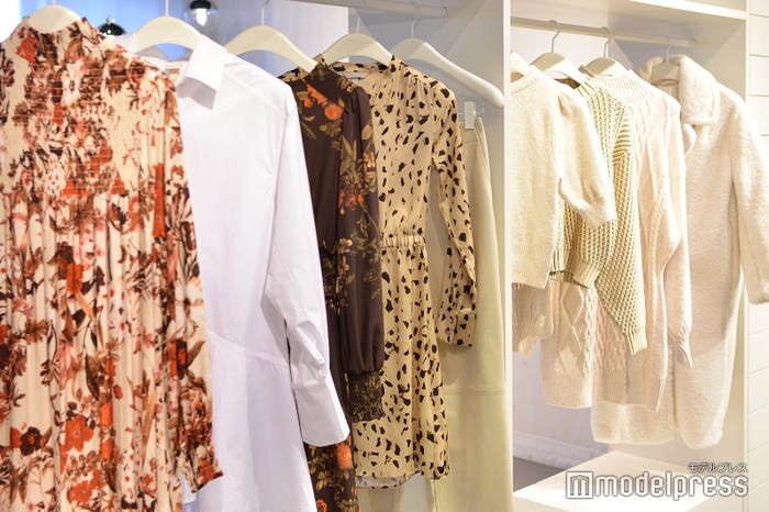 フェミニンなワンピースが並ぶ/「H&M」ショールームより(C)モデルプレス