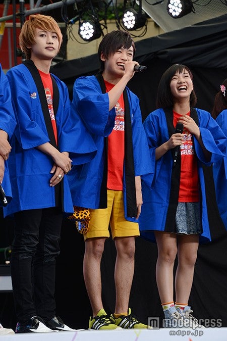 中村嘉惟人（中央）