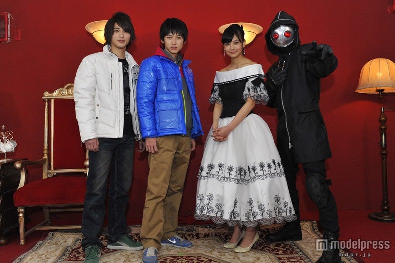 ドラマ「リアル鬼ごっこ THE ORIGIN」取材会の様子（左から：佐藤洋、本郷奏多、清水富美加、鬼）