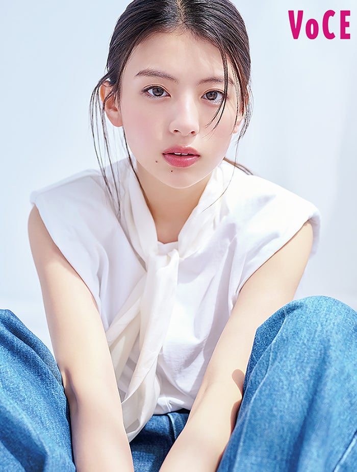 出口夏希、並々ならぬスキンケアのこだわり明かす「VOCE」透明感溢れる2パターン表紙で魅了