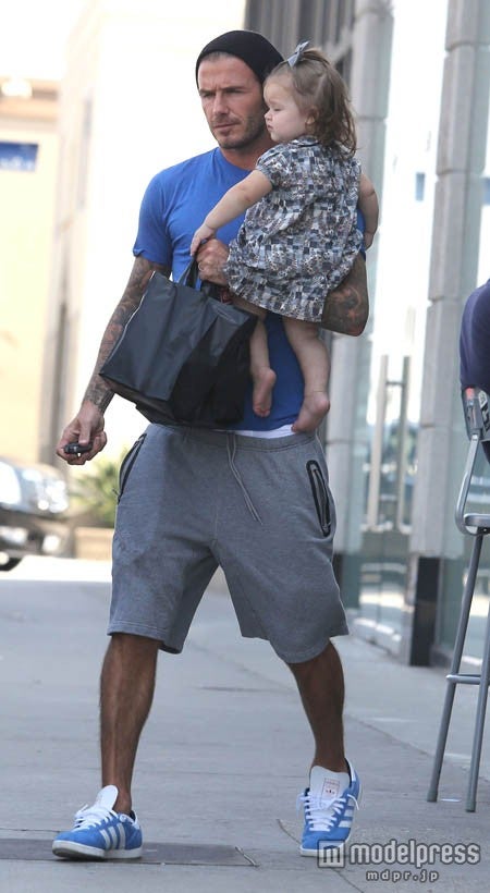 だっこしている姿はイクメンそのもの？　FameFlynet Pictures / Zeta Image