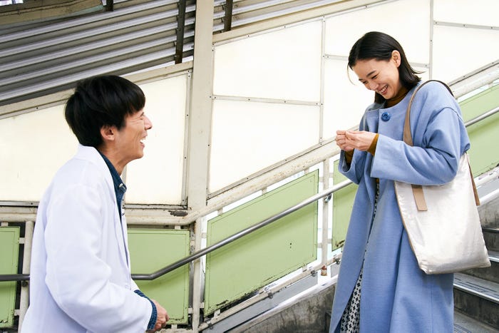 高橋一生、蒼井優(C)2019「ロマンスドール」製作委員会