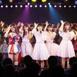 「AKB48 劇場オープン11 周年特別記念公演」の模様／写真は「ファースト・ラビット」をパフォーマンス中のもの（C）AKS