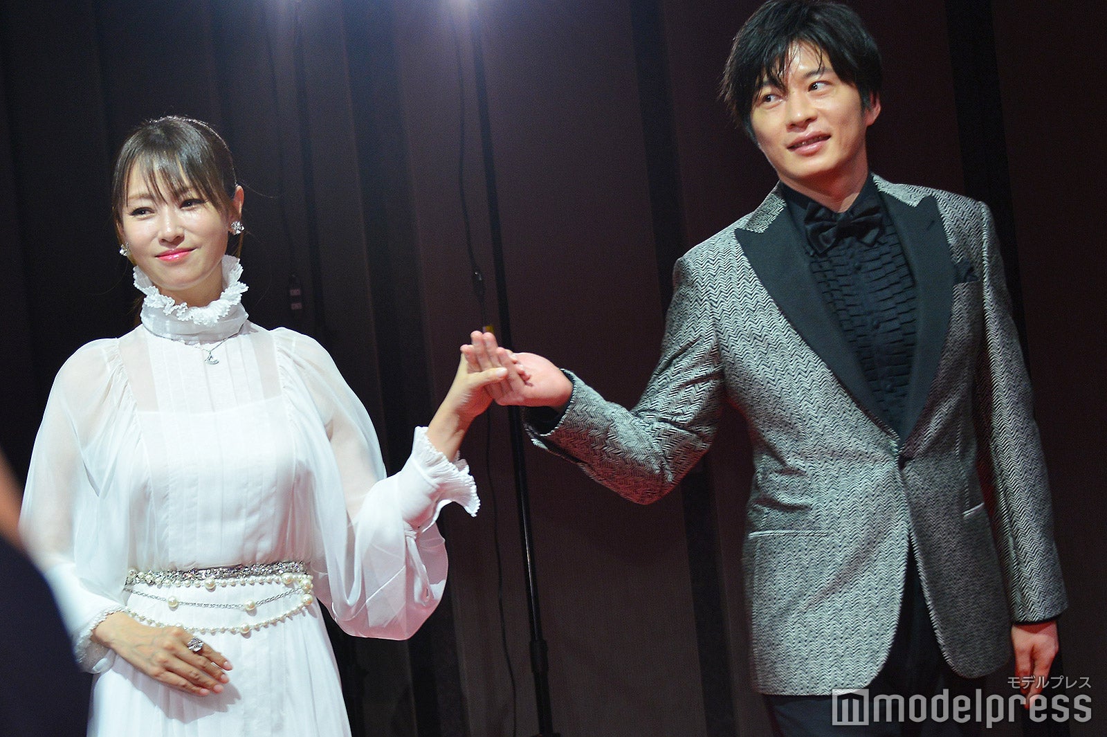 深田恭子をエスコートする田中圭（C）モデルプレス