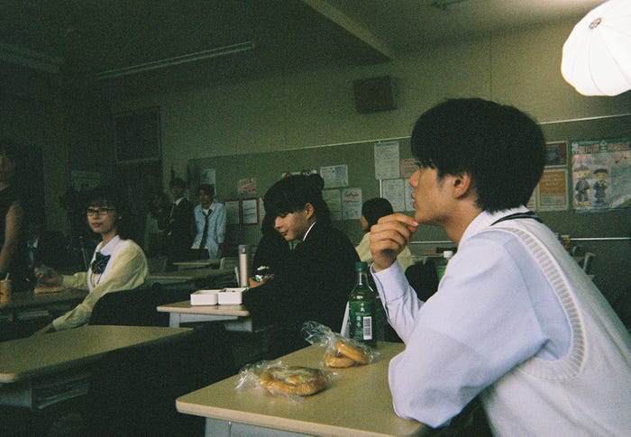 井本彩花、長尾謙杜、真弓孟之(AmBitious)(C)2025『恋に至る病』製作委員会