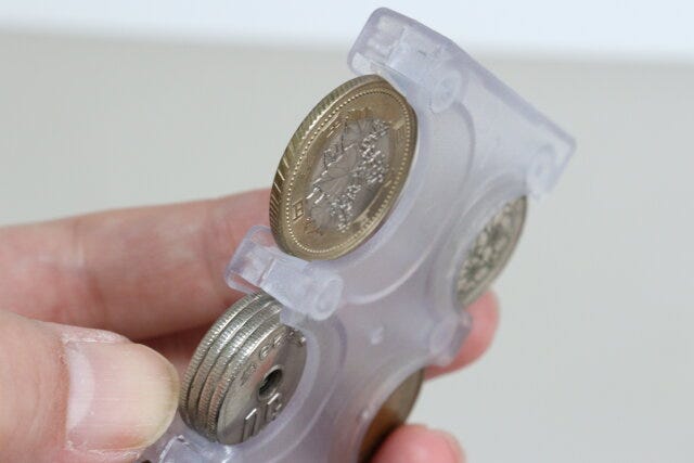 キャンドゥ カード型コインホルダー キャンドゥの小銭が固定されるカード型コインホルダー