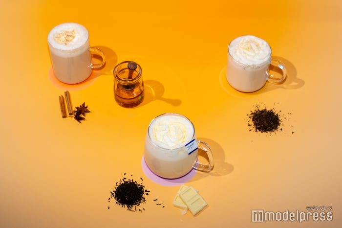 2020年12月26日(土)より全国のスターバックス店舗(一部店舗を除く)にて販売開始される(左から)「チャイ & ホワイト チョコレート ティー ラテ」「アール グレイ ハニー ホイップ ティー ラテ」「ほうじ茶 クリーム ティー ラテ」(C)モデルプレス