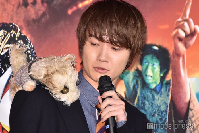 妖怪すねこすりのぬいぐるみに話しかける神木隆之介(C)モデルプレス