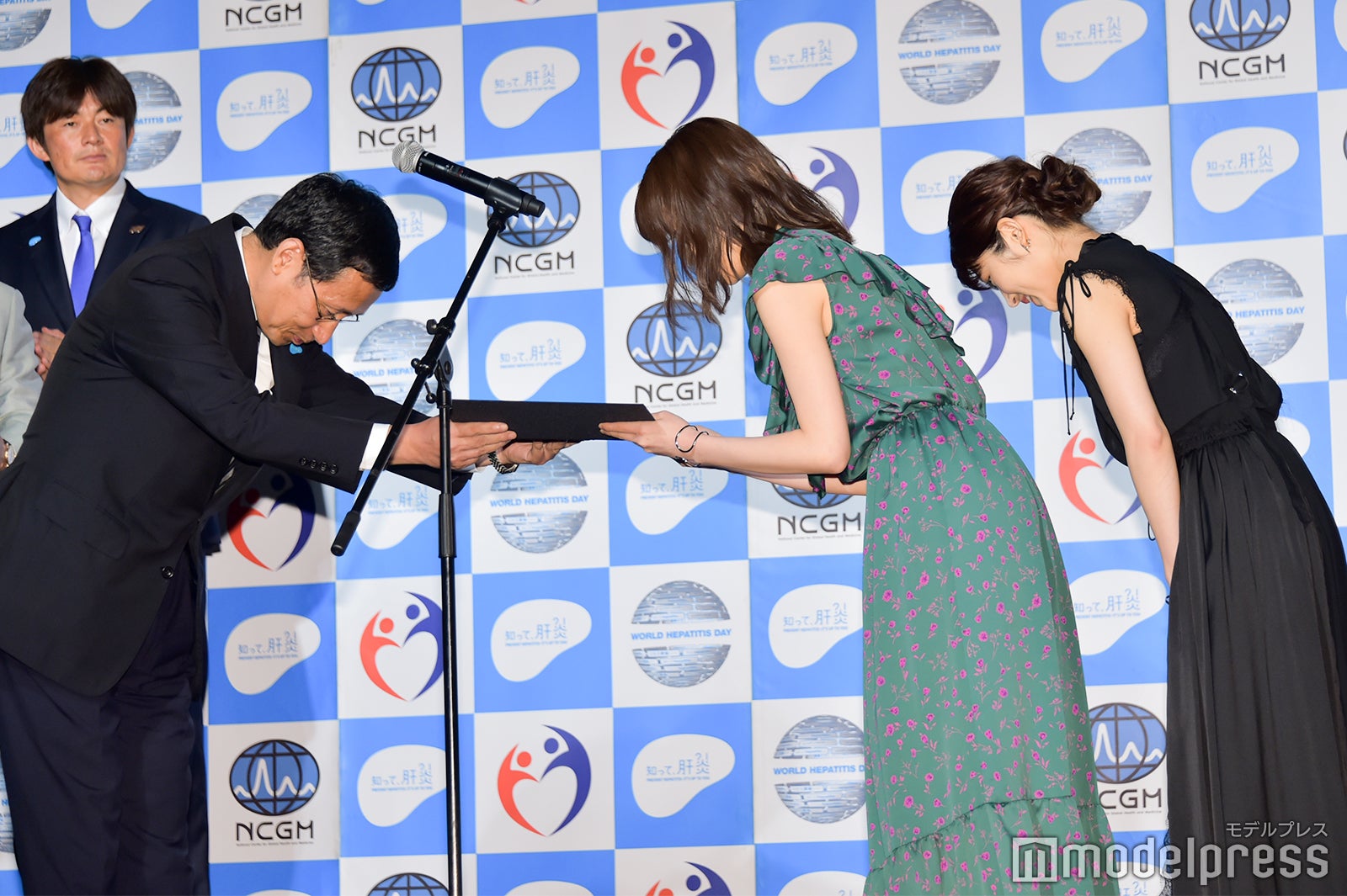 生田絵梨花、若月佑美 （C）モデルプレス